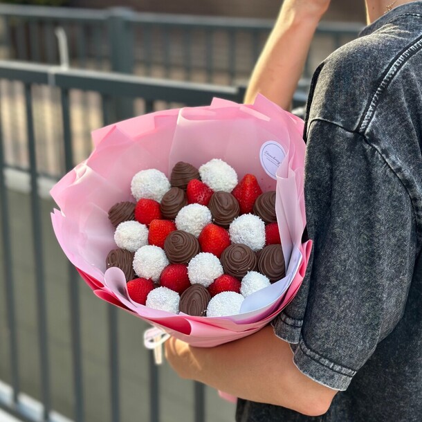 Букет из клубники в шоколаде «орта», артикул F1300382 - 6885 рублей, доставка по городу. Flawery - доставка цветов