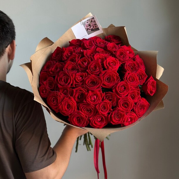 Монобукет из 51 красной розы, артикул F1302630 - 22736 рублей, доставка по городу. Flawery - доставка цветов