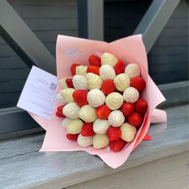 Букет из клубники в шоколаде «хельм», артикул F1330249 - 7732 рублей, доставка по городу. Flawery - доставка цветов