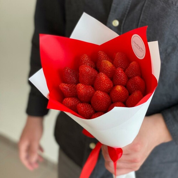 Букет из клубники «бланш» s, артикул F1330299 - 3134 рублей, доставка по городу. Flawery - доставка цветов