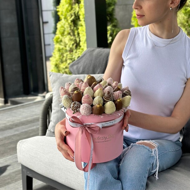 Клубничная коробка «маелла», артикул F1330311 - 12451 рублей, доставка по городу. Flawery - доставка цветов