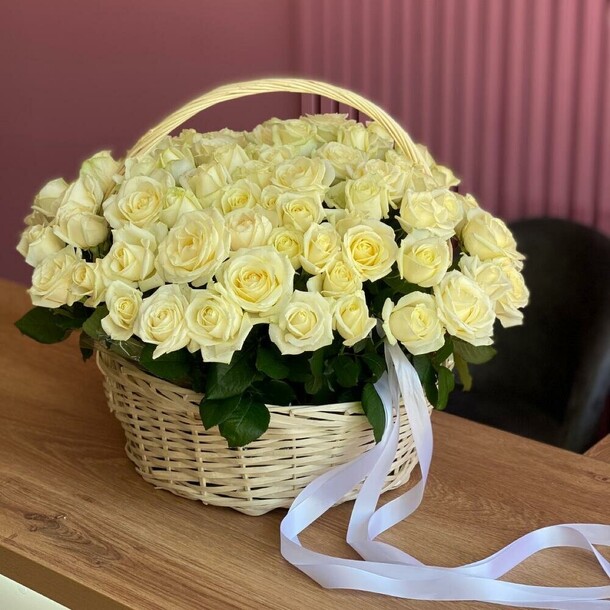 Корзина из 101 белой розы, артикул F1338180 - 43790 рублей, доставка по городу. Flawery - доставка цветов