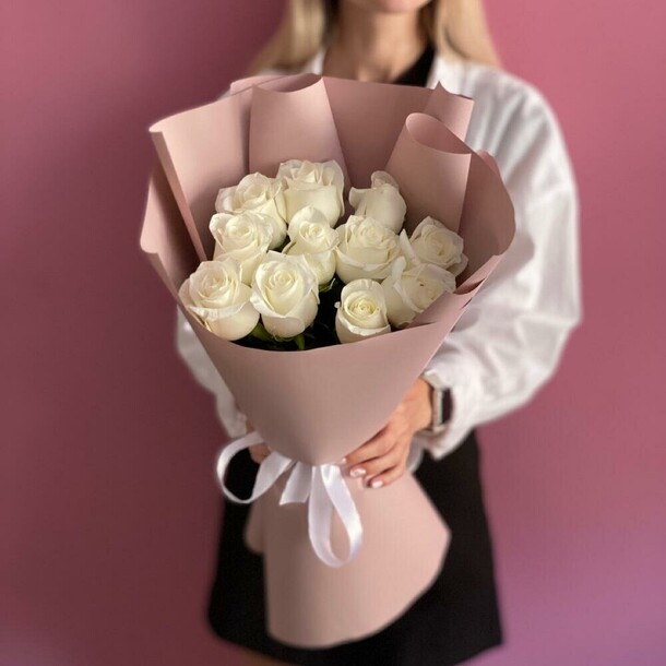 Букет из 11 белых роз, артикул F1338209 - 5554 рублей, доставка по городу. Flawery - доставка цветов