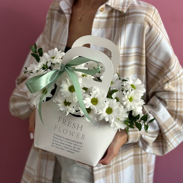 Сумочка из ромашковой хризантемы «хлоя», артикул F1338222 - 3618 рублей, доставка по городу. Flawery - доставка цветов