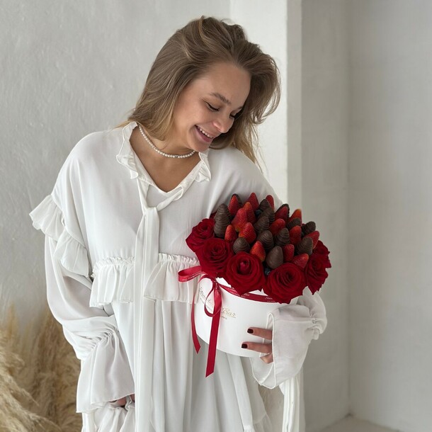 Клубничная коробка «тибр», артикул F1409651 - 11967 рублей, доставка по городу. Flawery - доставка цветов