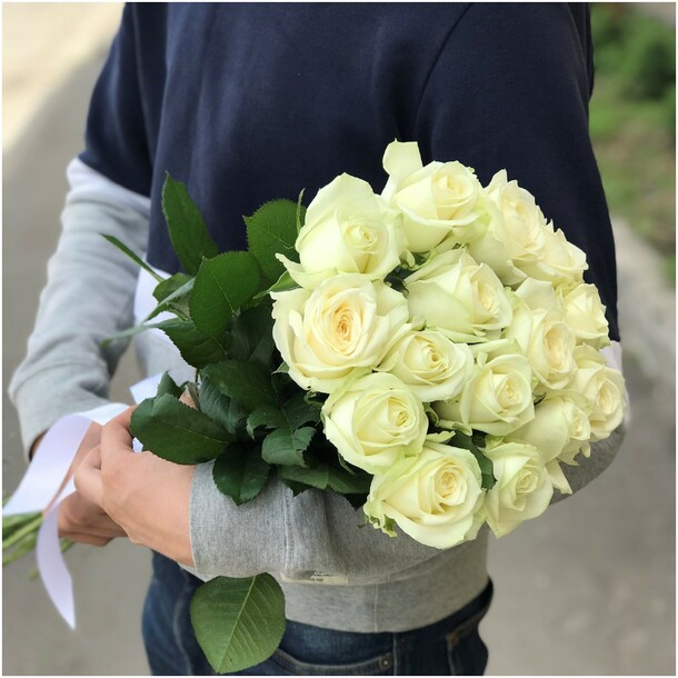 Букет 15 белых роз, артикул F1082699 - 4796 рублей, доставка по городу. Flawery - доставка цветов