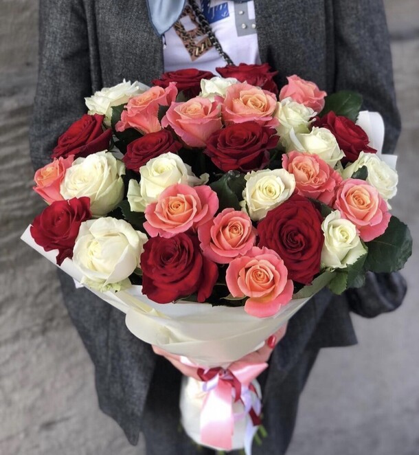 Букет микс роз, артикул F1098295 - 9725 рублей, доставка по городу. Flawery - доставка цветов