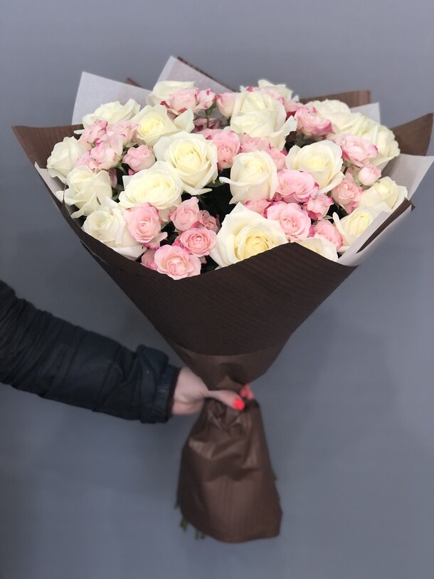 Нежный букет роз, артикул F1098304 - 12375 рублей, доставка по городу. Flawery - доставка цветов