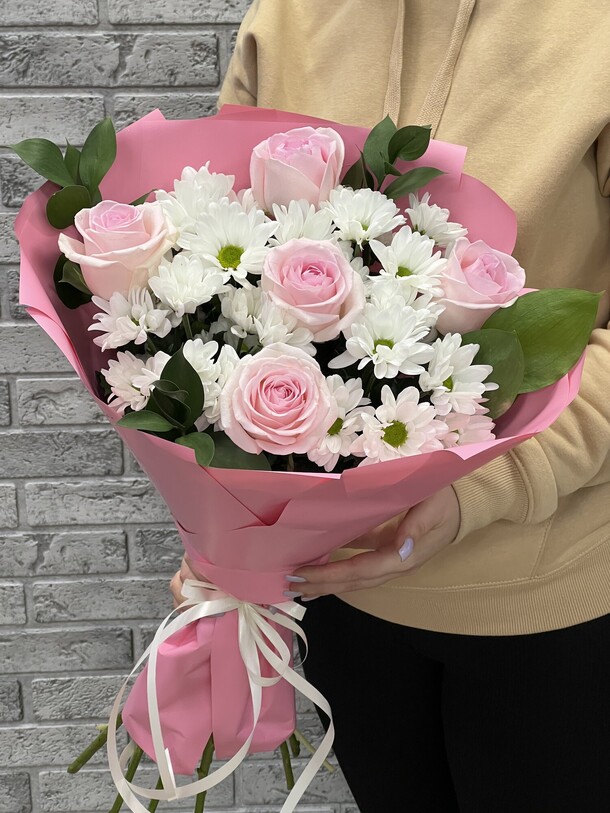 Букет из хризантем и роз, артикул F1152926 - 4672 рублей, доставка по городу. Flawery - доставка цветов