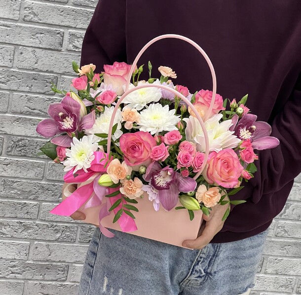 Нежная композиция, артикул F1156085 - 7134 рублей, доставка по городу. Flawery - доставка цветов