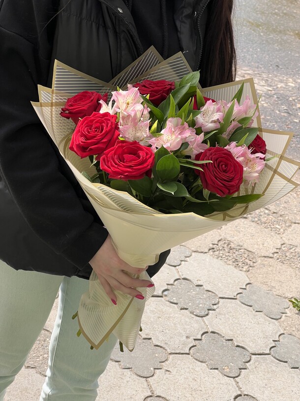 Букет роз и альстромерий, артикул F1197619 - 6427 рублей, доставка по городу. Flawery - доставка цветов