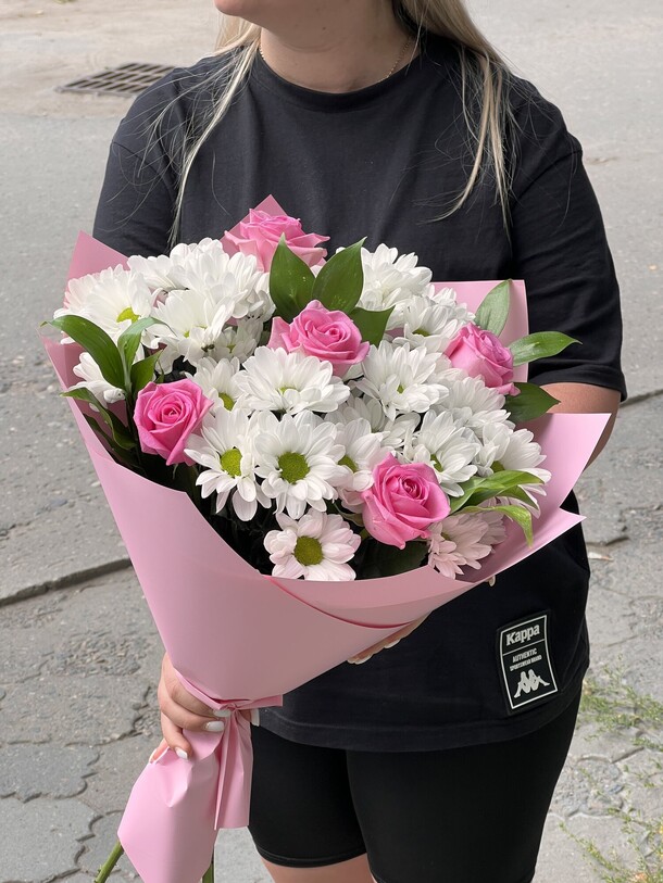 Букет из хризантем и роз, артикул F1215172 - 4741 рублей, доставка по городу. Flawery - доставка цветов