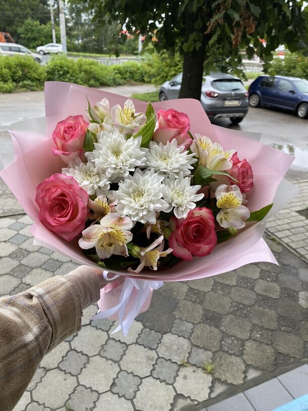 Букет из роз и альстромерий, артикул F1215173 - 3968 рублей, доставка по городу. Flawery - доставка цветов