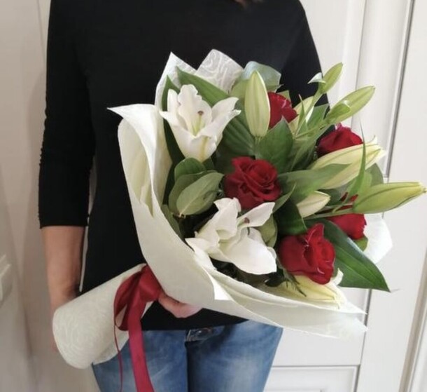 Букет из лилий и роз, артикул F1215178 - 6325 рублей, доставка по городу. Flawery - доставка цветов