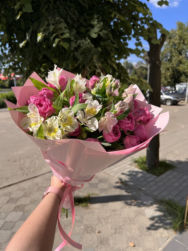 Букет из альстромерий и кустовых роз, артикул F1215182 - 5812 рублей, доставка по городу. Flawery - доставка цветов