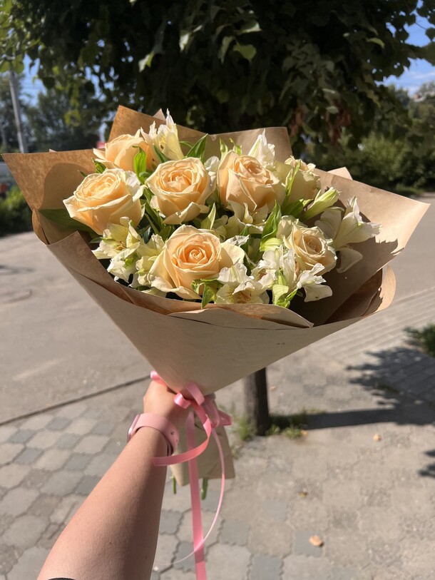 Букет роз и альстромерий, артикул F1215183 - 5067 рублей, доставка по городу. Flawery - доставка цветов