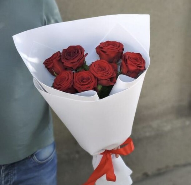 Букет красных роз, артикул F1215185 - 4246 рублей, доставка по городу. Flawery - доставка цветов