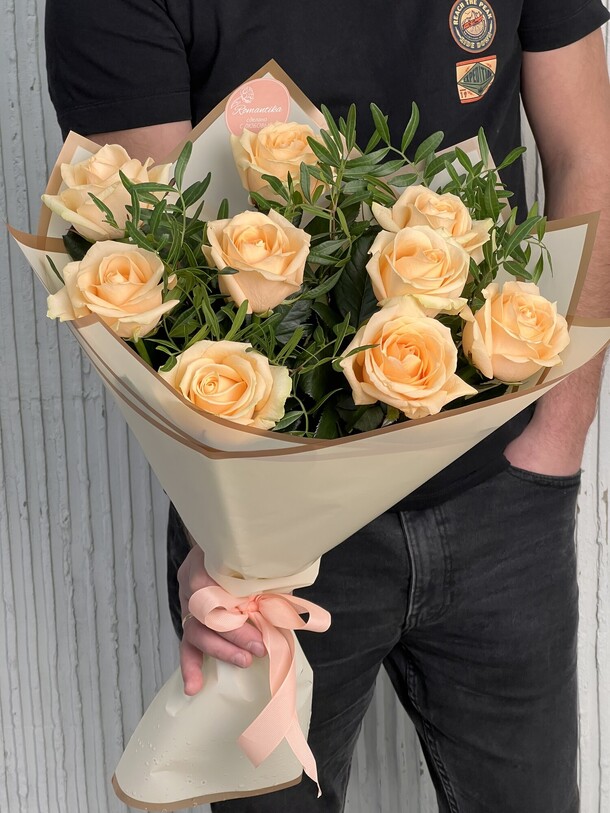 Букет из персиковых роз с зеленью, артикул F1337146 - 4070 рублей, доставка по городу. Flawery - доставка цветов