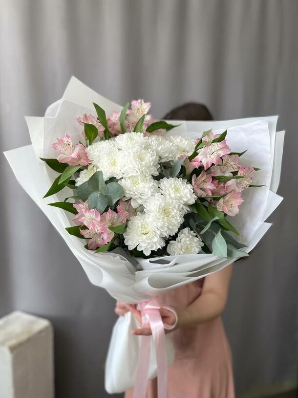 Букет из хризантем и альстромерий, артикул F1402642 - 4829 рублей, доставка по городу. Flawery - доставка цветов