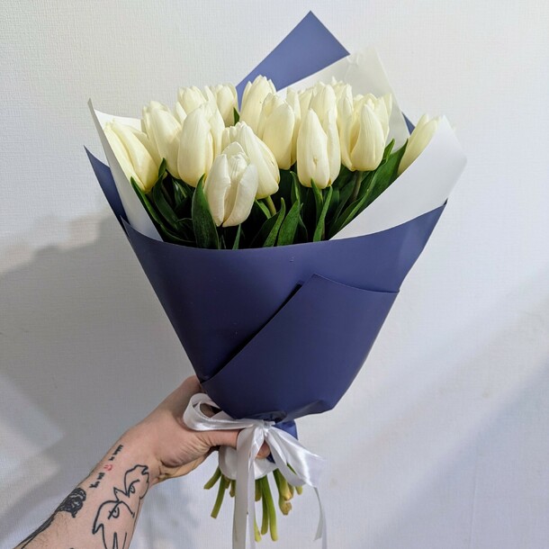 25 белых тюльпанов, артикул F1391661 - 6200 рублей, доставка по городу. Flawery - доставка цветов