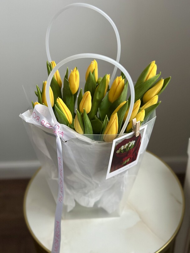 17 тюльпанов в плайм пакете, артикул F1394991 - 3520 рублей, доставка по городу. Flawery - доставка цветов