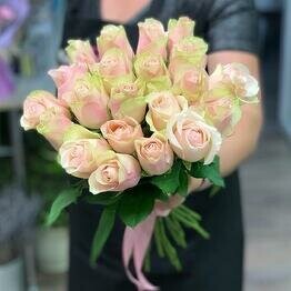 Роза кения под ленту, артикул F1149221 - 3025 рублей, доставка по городу. Flawery - доставка цветов