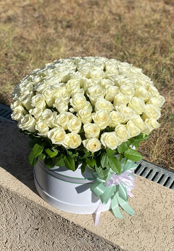 101 роза в коробке, артикул F1223405 - 16885 рублей, доставка по городу. Flawery - доставка цветов