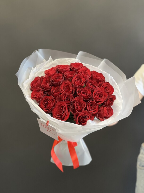 25 роз в оформлении, артикул F1223406 - 3519 рублей, доставка по городу. Flawery - доставка цветов