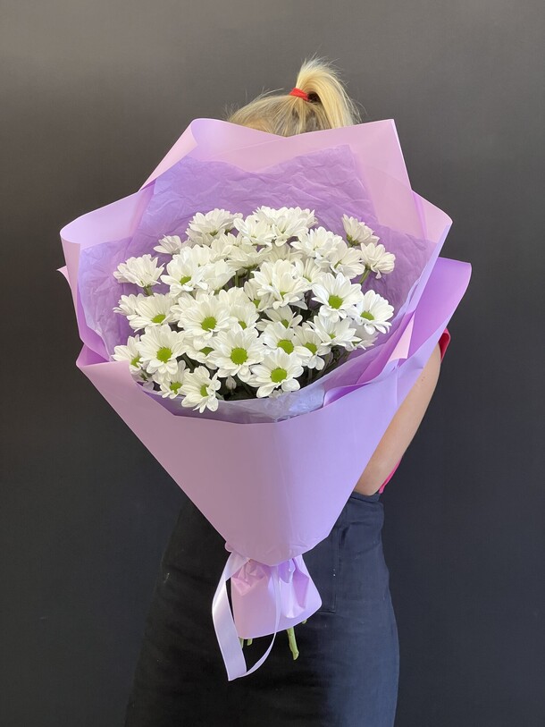 5 кустовых хризантем в оформление, артикул F1223407 - 2450 рублей, доставка по городу. Flawery - доставка цветов