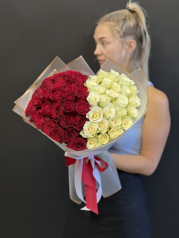 51 роза в виде сердца в оформлении, артикул F1223408 - 8085 рублей, доставка по городу. Flawery - доставка цветов