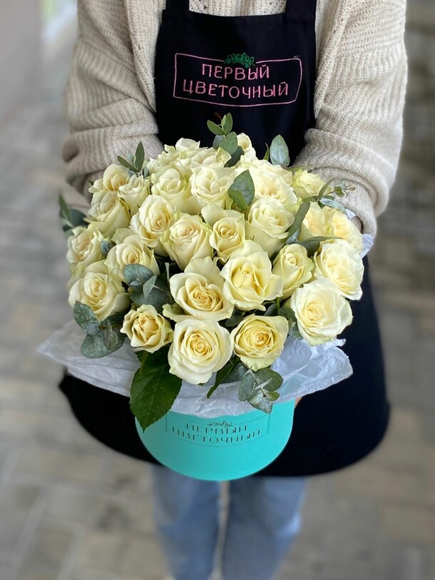 Композиция с 31 белой розой и зеленью, артикул F1223607 - 5665 рублей, доставка по городу. Flawery - доставка цветов