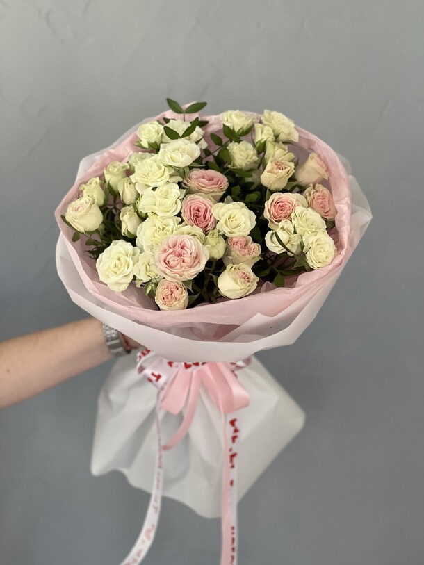 Букет из кустовых роз, артикул F1248175 - 6900 рублей, доставка по городу. Flawery - доставка цветов