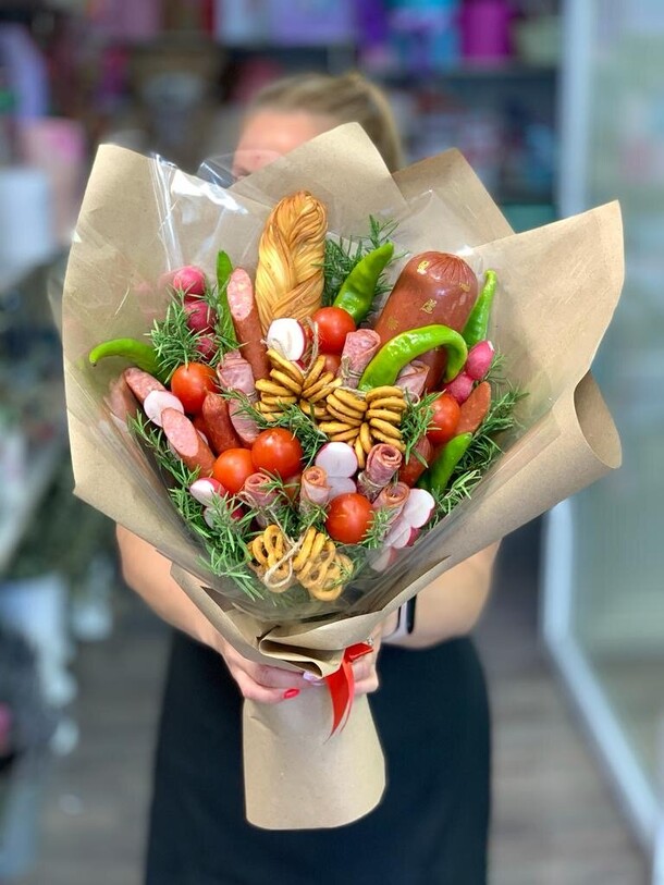 Букет из закусок, артикул F1255313 - 5719 рублей, доставка по городу. Flawery - доставка цветов