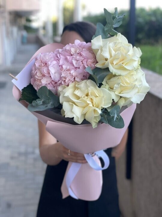 Сборный букет с гортензией, артикул F1389327 - 3740 рублей, доставка по городу. Flawery - доставка цветов