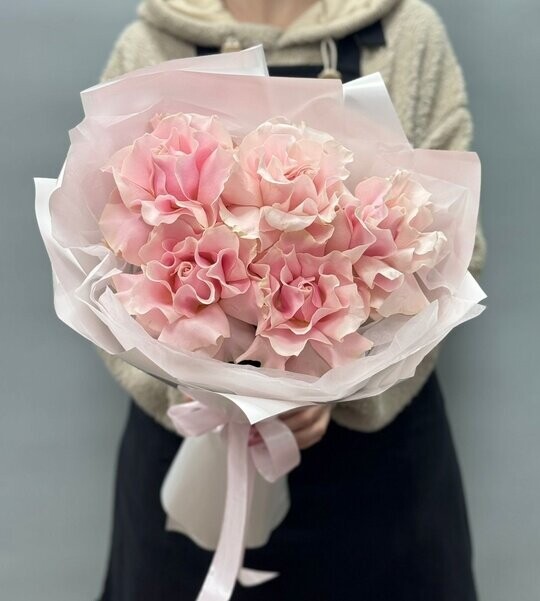 5 французских роз в оформление, артикул F1389434 - 2805 рублей, доставка по городу. Flawery - доставка цветов