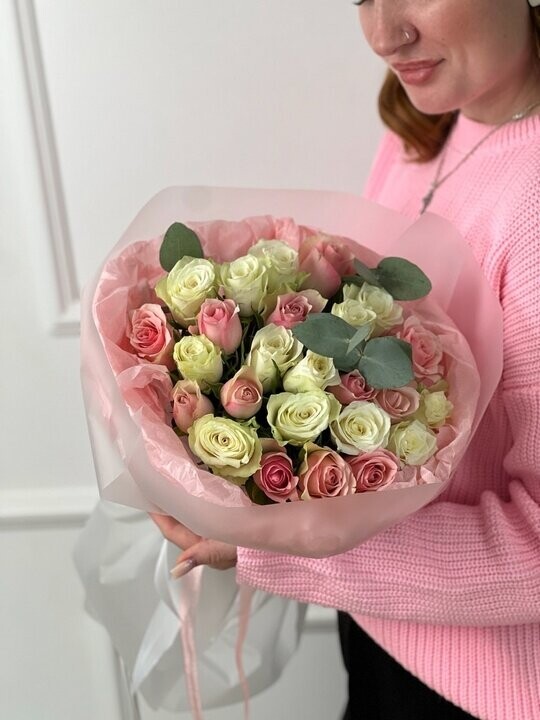 25 кенийских роз в оформление, артикул F1389457 - 4565 рублей, доставка по городу. Flawery - доставка цветов