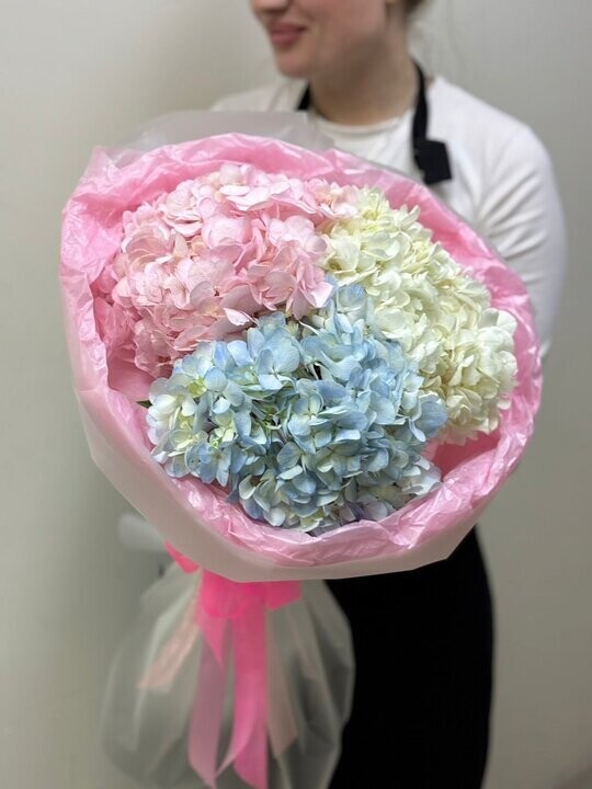 3 гортензии в оформлении, артикул F1389478 - 4345 рублей, доставка по городу. Flawery - доставка цветов