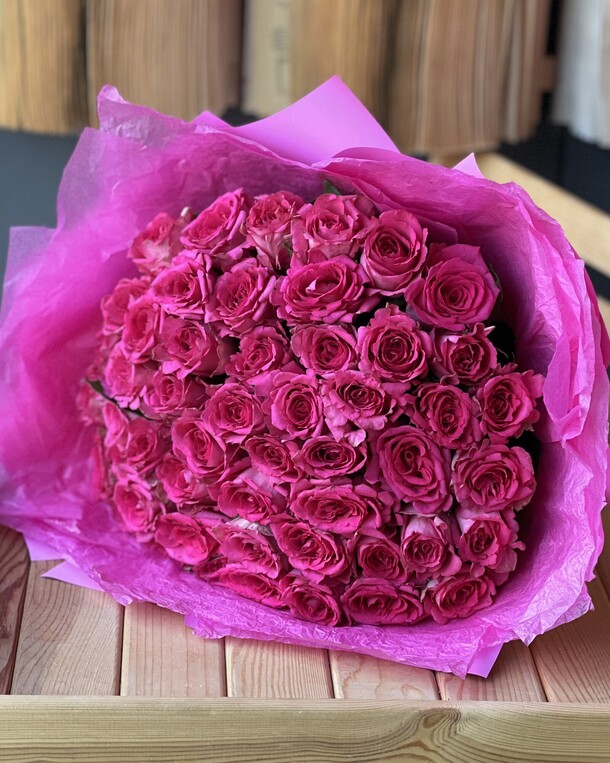 51 кенийская роза в оформление, артикул F1389484 - 6985 рублей, доставка по городу. Flawery - доставка цветов