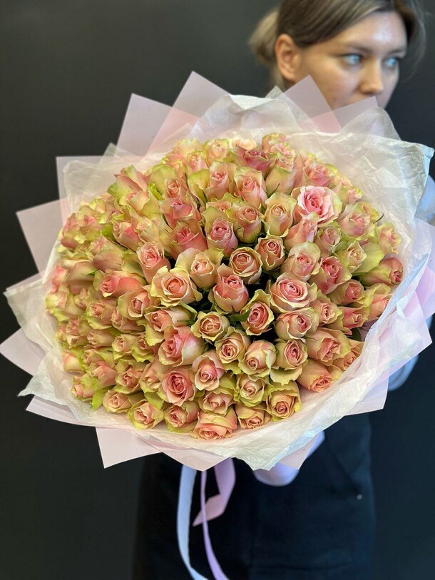 101 роза 35-40 см в оформлении, артикул F1401280 - 14300 рублей, доставка по городу. Flawery - доставка цветов