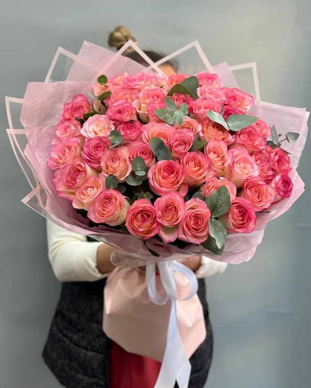 51 высокая роза с эвкалиптом, артикул F1402240 - 27000 рублей, доставка по городу. Flawery - доставка цветов