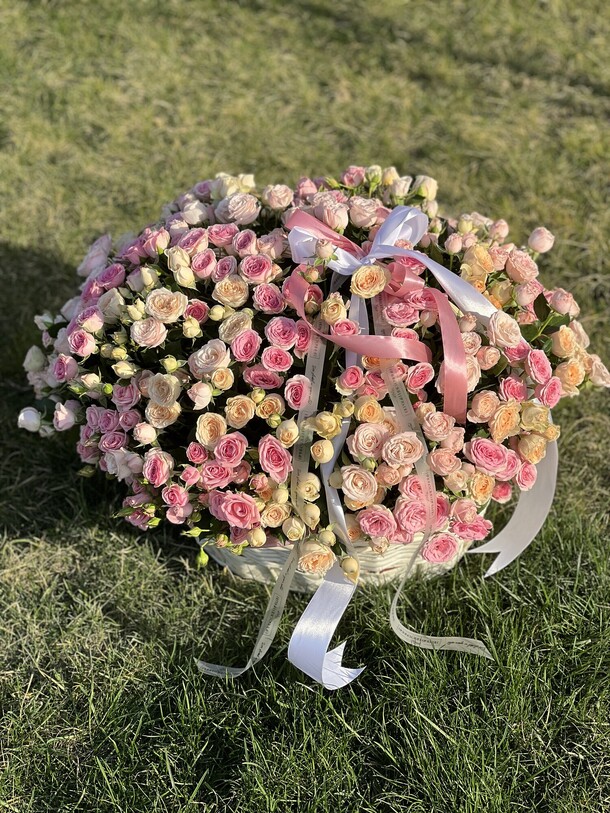 85 кустовых роз в корзине, артикул F1402260 - 69069 рублей, доставка по городу. Flawery - доставка цветов