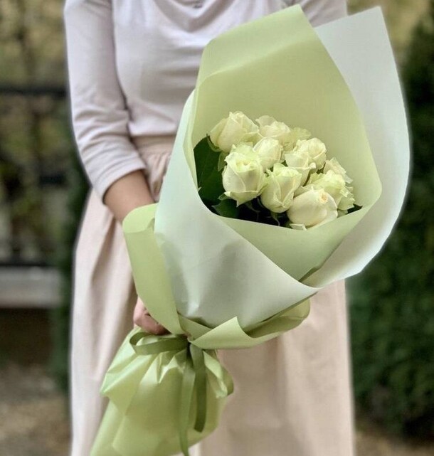 Букет из 11 белых роз, артикул F1104448 - 3990 рублей, доставка по городу. Flawery - доставка цветов