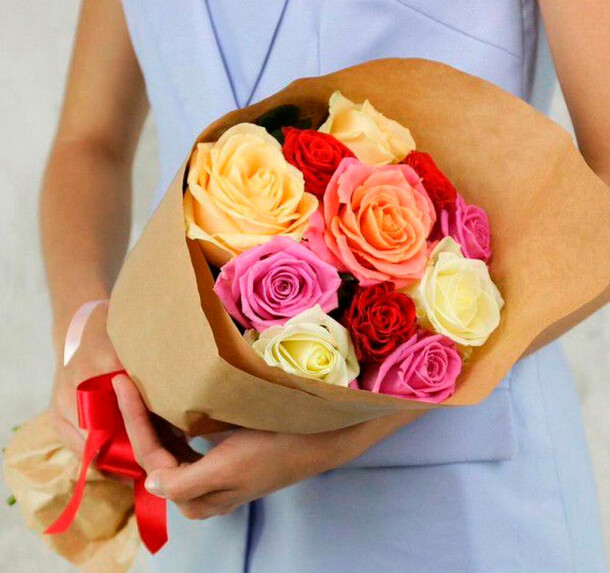 Букет из 11 роз микс, артикул F1104457 - 4700 рублей, доставка по городу. Flawery - доставка цветов