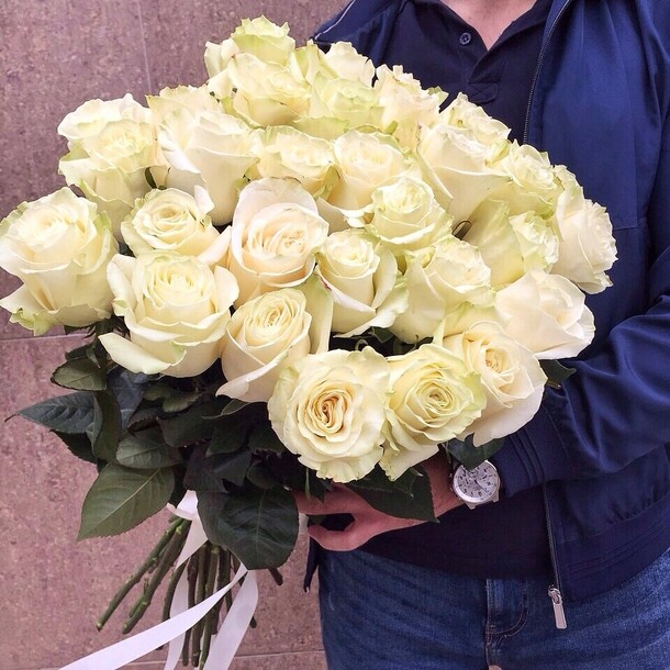 25 белых роз с лентой, артикул F114386 - 9500 рублей, доставка по городу. Flawery - доставка цветов