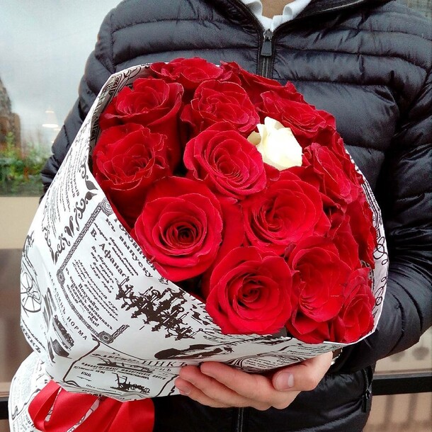 17 красных и белых роз букетом, артикул F114389 - 5900 рублей, доставка по городу. Flawery - доставка цветов