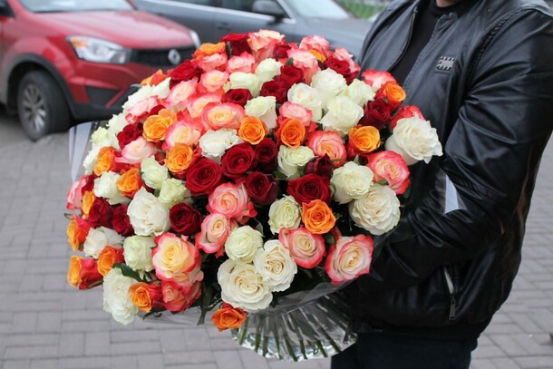 Букет из 101 разноцветной розы, артикул F115069 - 35000 рублей, доставка по городу. Flawery - доставка цветов