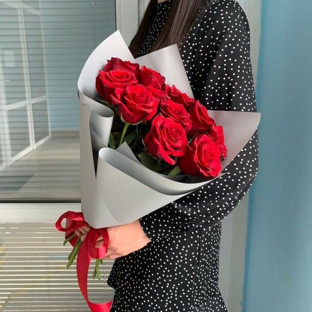 Букет из 11 красных роз, артикул F116018 - 4700 рублей, доставка по городу. Flawery - доставка цветов