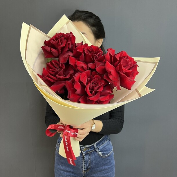 Букет из 5 французских красных роз, артикул F1404021 - 2990 рублей, доставка по городу. Flawery - доставка цветов