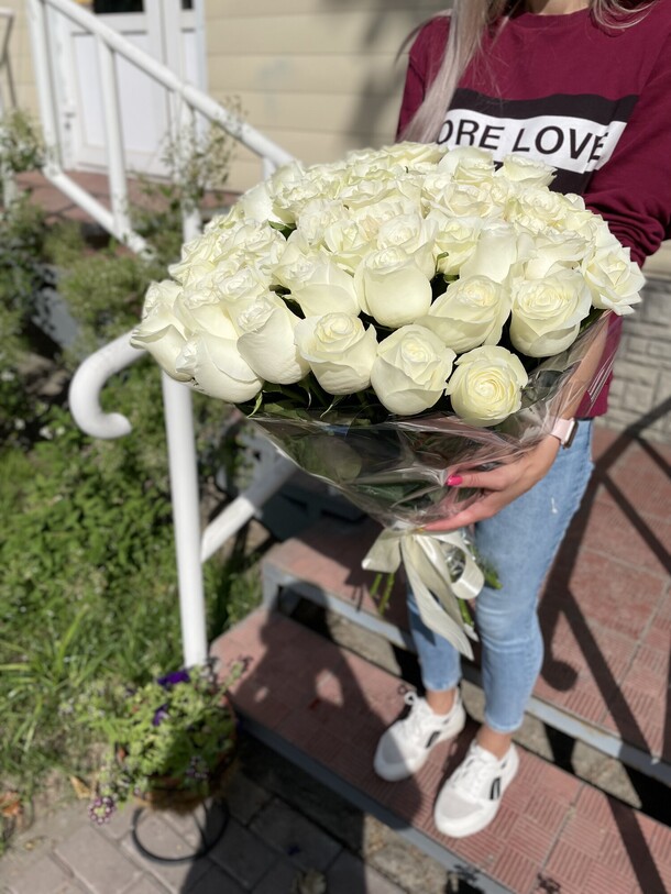 51 белая элитная роза, артикул F1069828 - 43923 рублей, доставка по городу. Flawery - доставка цветов