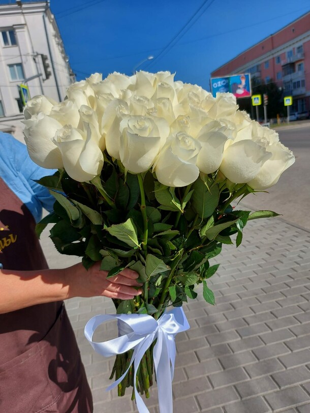 25 белых эквадорских роз, артикул F1150595 - 20351 рублей, доставка по городу. Flawery - доставка цветов